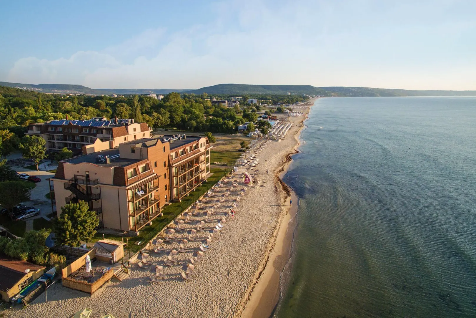 Strand und Hotels in Kranevo bei Sonnenuntergang