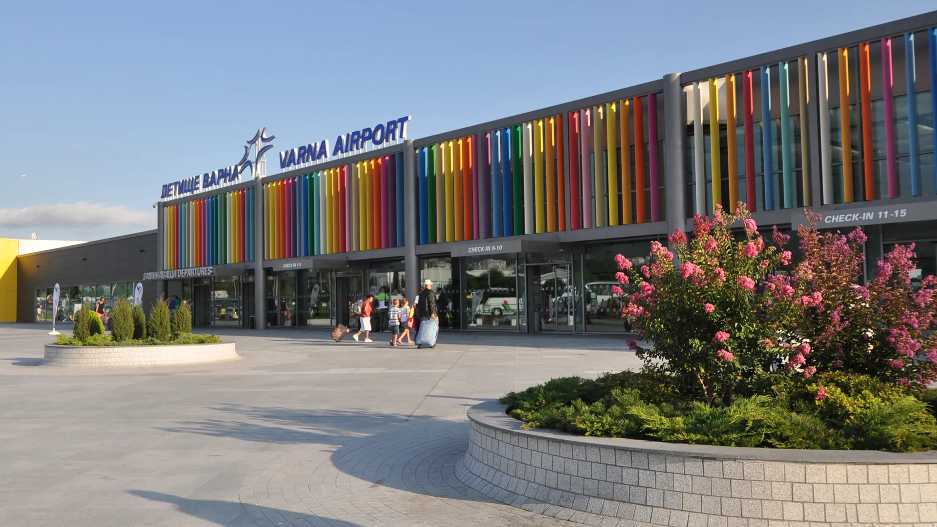 Terminal des Flughafens Varna mit bunter Glasfassade