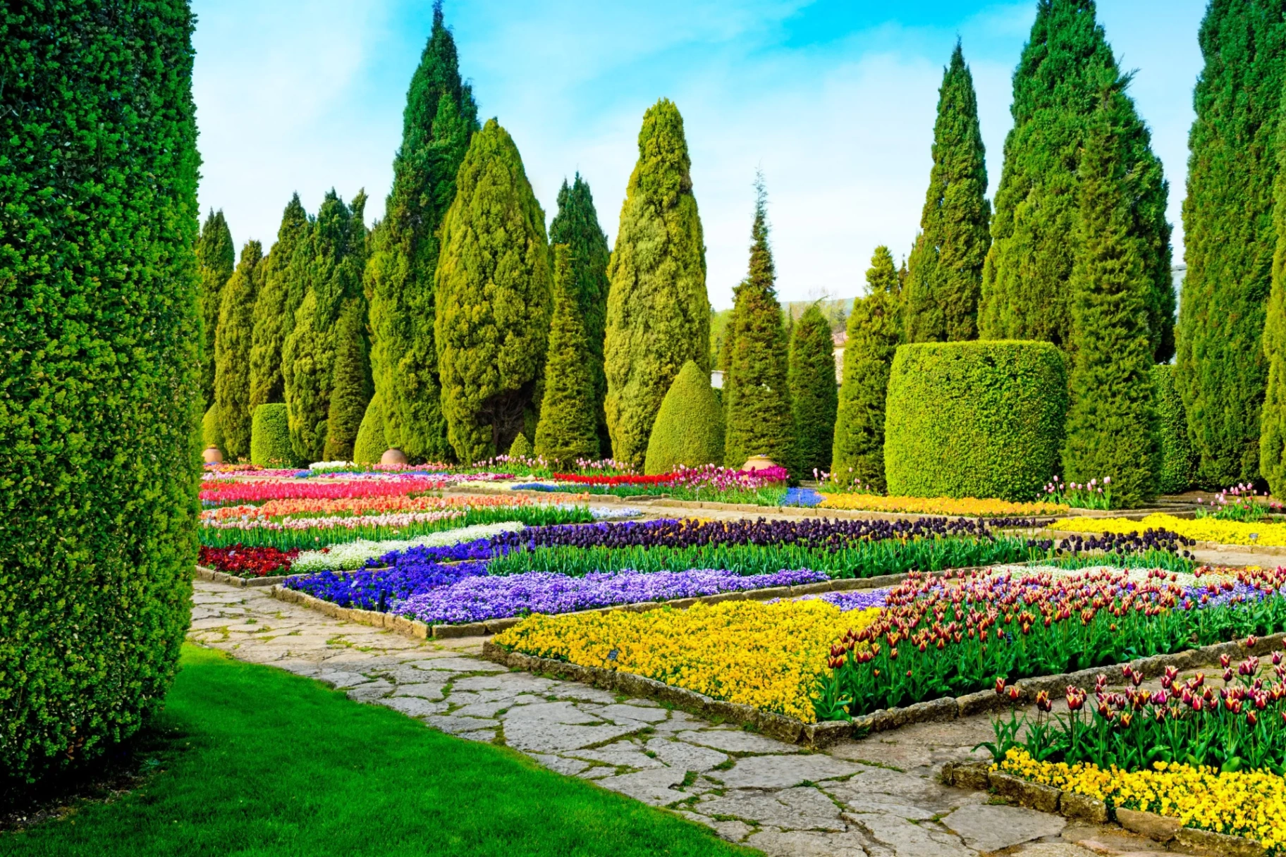 Botanischer Garten Balchik mit Tulpen und Zypressen