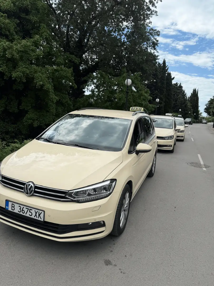 Taxis am Goldstrand in Bulgarien — gelbe VW Touran Taxiflotte